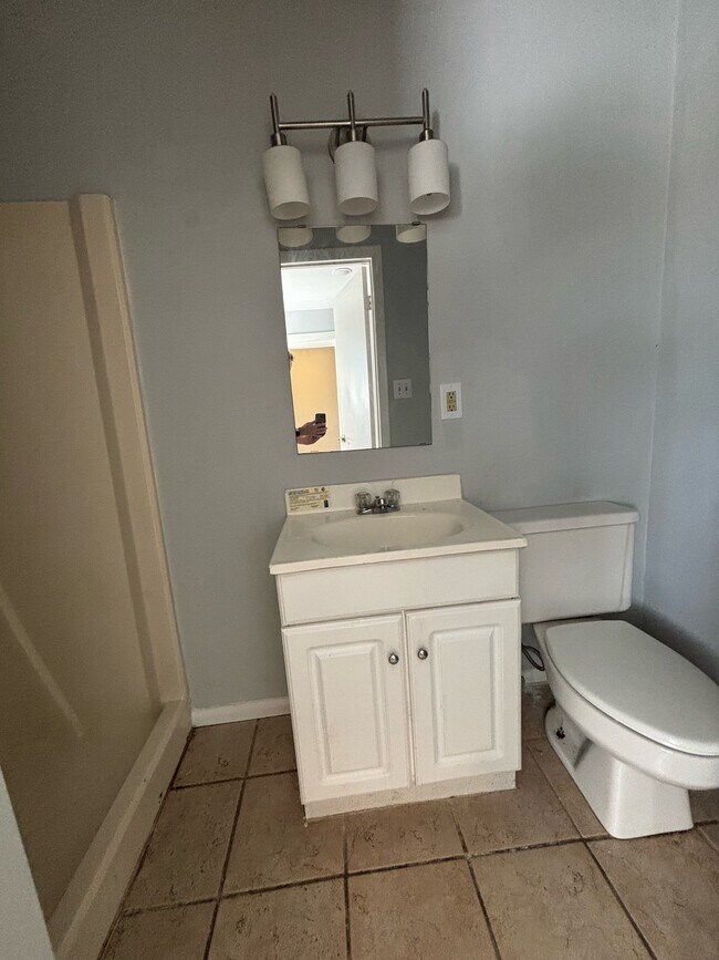 Building Photo - 381 Summerhill Rd