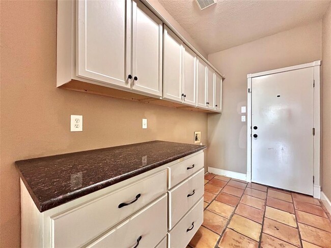 Building Photo - 1303 White Dove Cove