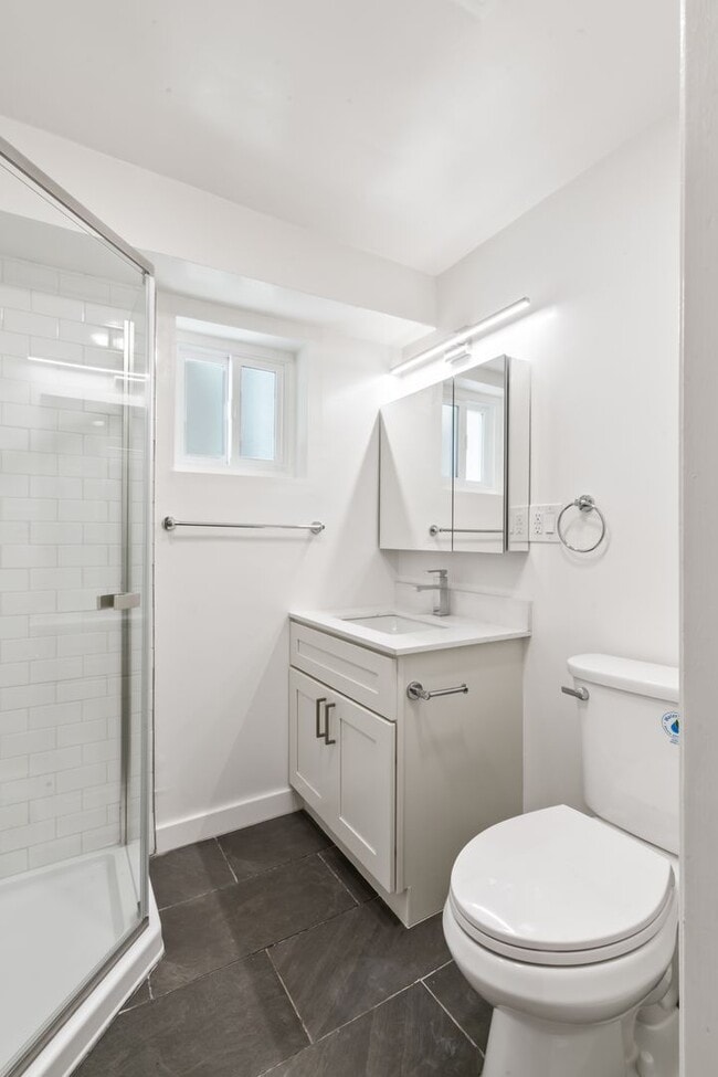 Building Photo - Remodeled 4Bd/2.5Ba Single-Family Home in ...