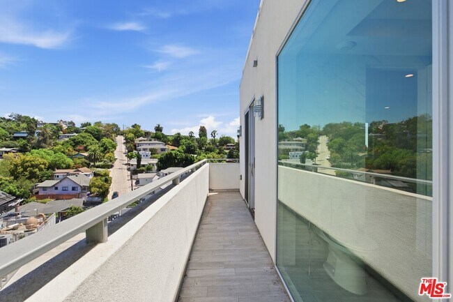 Building Photo - 2311 Cove Ave