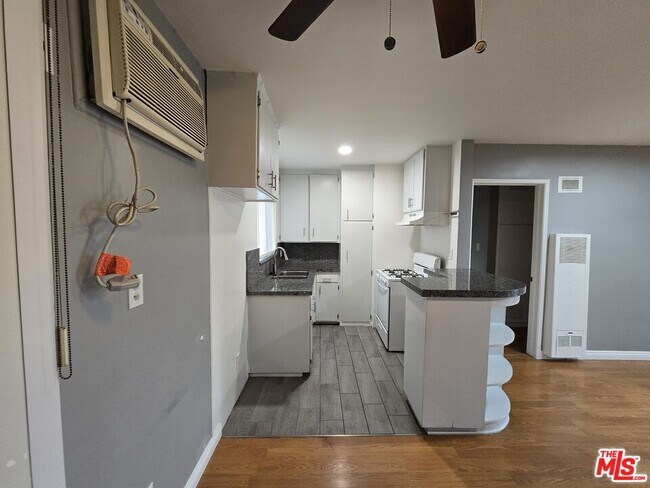 Building Photo - 7419 Woodley Ave