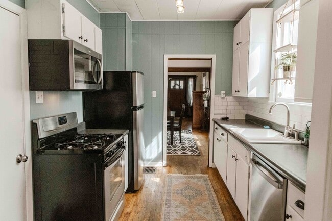 Building Photo - Charming 3 Bedroom Home with Hardwood Floo...