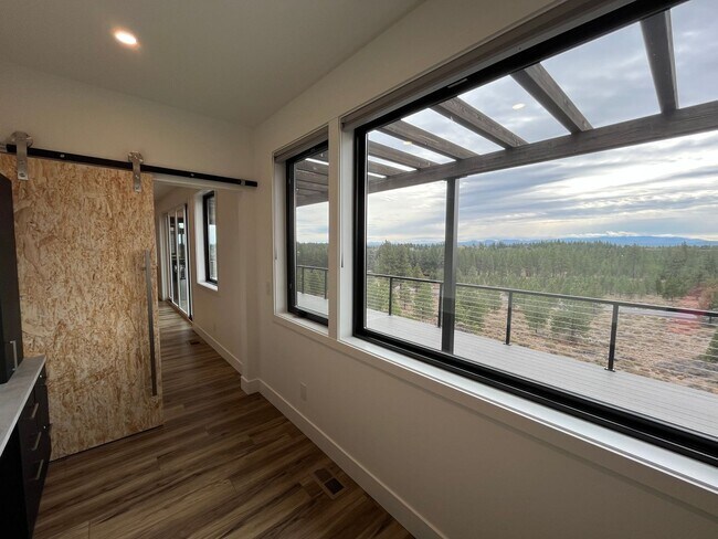 Building Photo - Gorgeous Tetherow 4 Bedroom + Office