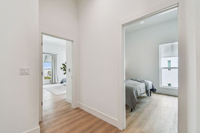 Building Photo - A charming coastal townhouse, just minutes from downtown St. Pete!