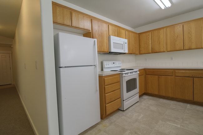 Building Photo - Gorgeous 3x2.5 duplex unit with a fenced b...