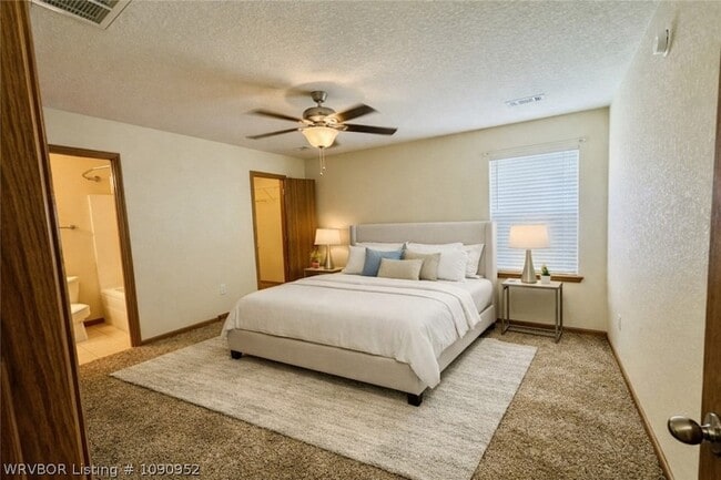 Building Photo - 400 Apple Valley Dr