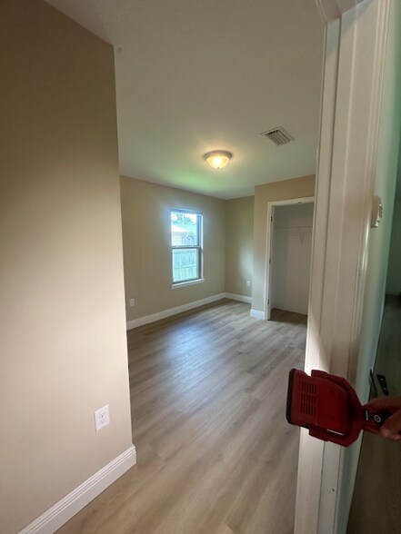 Building Photo - 9154 Deer Ln