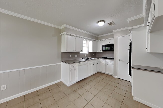 Building Photo - 4313 Lariat Dr