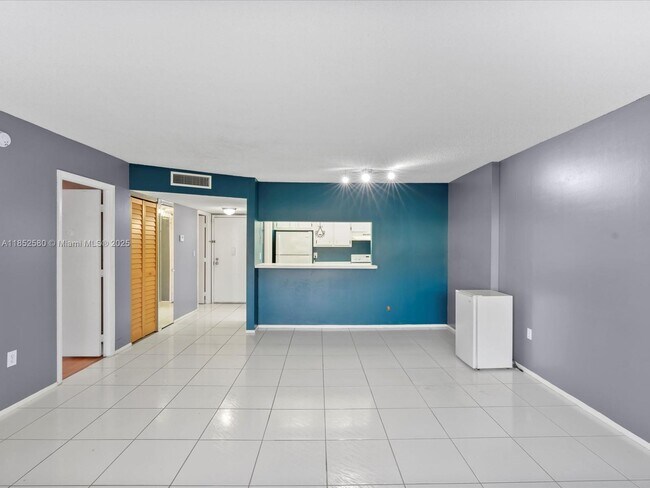 Building Photo - 4172 Inverrary Dr