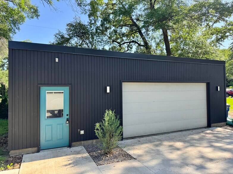 Building Photo - 1700 Cooper Ave S
