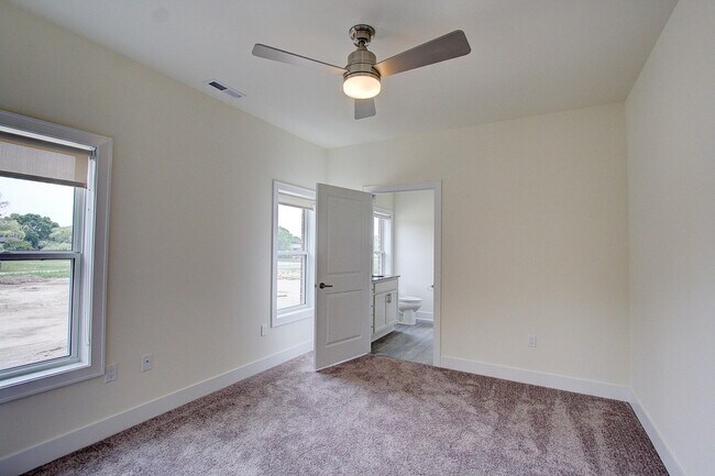 Building Photo - w171s7404 Lannon Dr