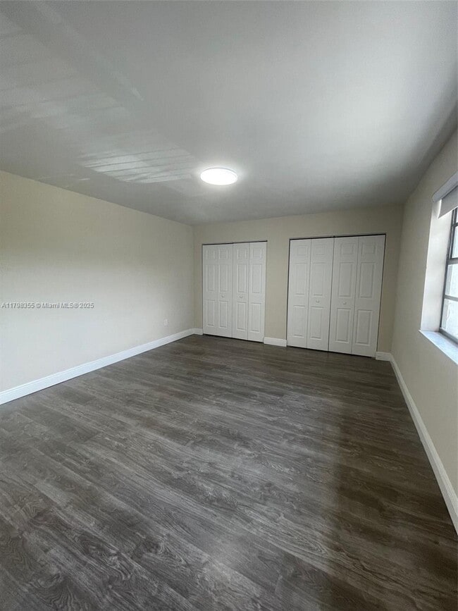 Building Photo - 10000 NW 80th Ct