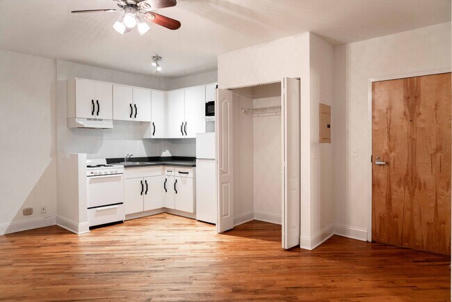 Building Photo - Montrose Beach - Uptown Studio in Elevator...