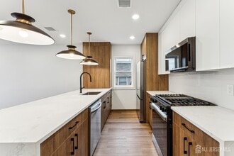 Building Photo - 84 Hollywood Ave