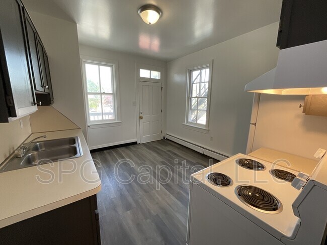 Building Photo - 164 S Pine St