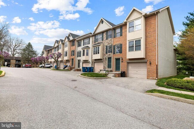 Building Photo - 10 Shady Tree Ct