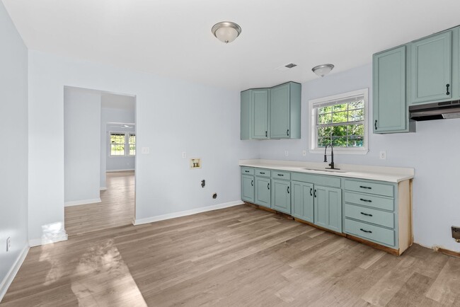 Building Photo - Stylish & Newly Renovated 3 Bedroom 2 Bath...