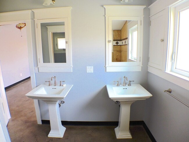 Building Photo - One Bedroom, One and a Half Bath Home in S...