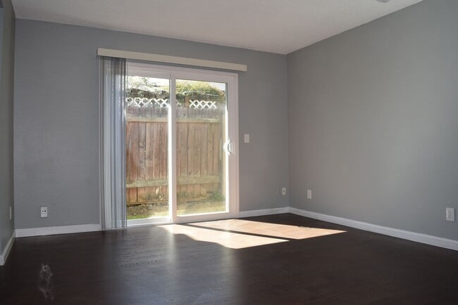 Building Photo - 6505 Hillsdale Blvd