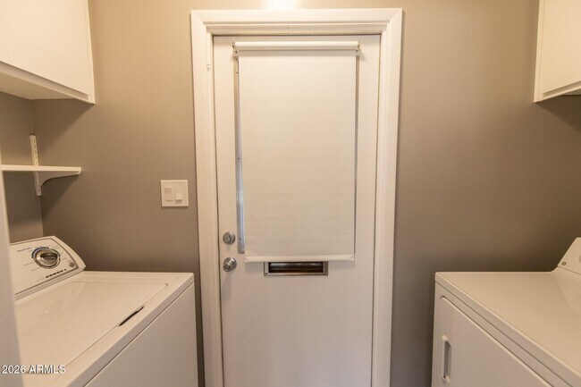 Building Photo - 1224 E Campus Dr