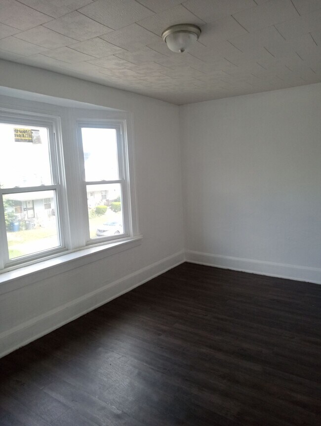 Building Photo - 422 Dexter St