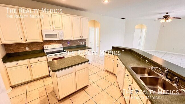 Building Photo - 7823 Fernleaf Dr