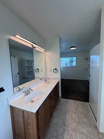 Building Photo - 580 N Allanwood Pl
