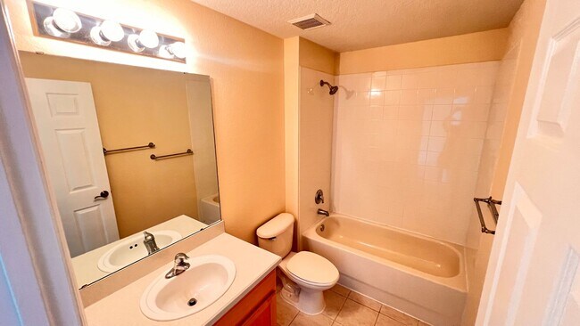 Building Photo - Available May 13th! Gorgeous 2/2 Town Home...