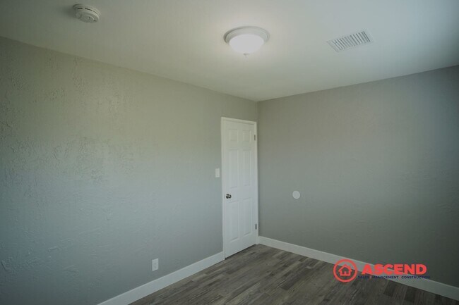 Building Photo - 3-Bedroom Home In East Bakersfield!