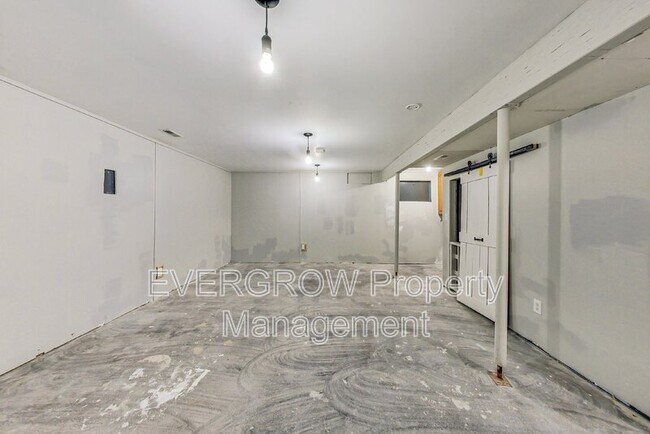 Building Photo - 1115 Spend a Buck Ct