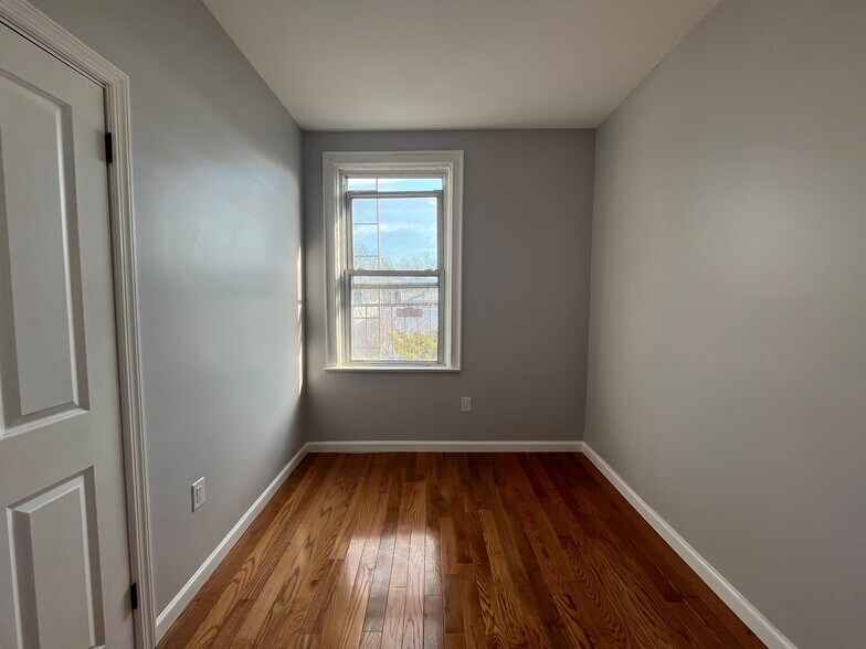 Building Photo - 154 Terhune Ave