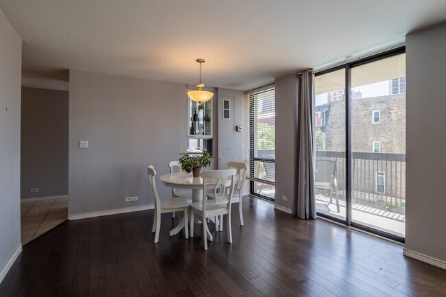Building Photo - 1660 N La Salle Dr