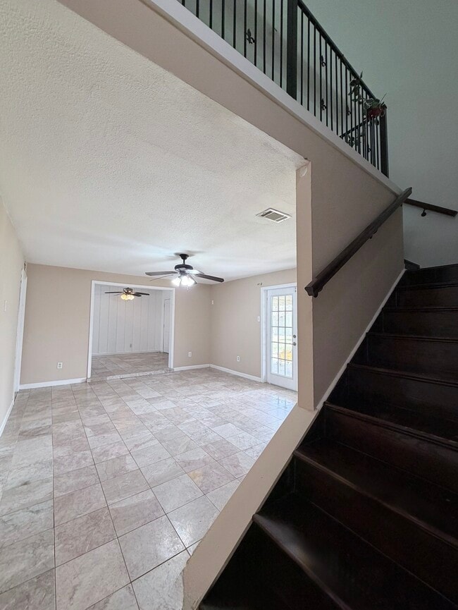 Building Photo - 618 Sulphur St