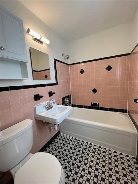 Building Photo - 2356 SW 16th Ave