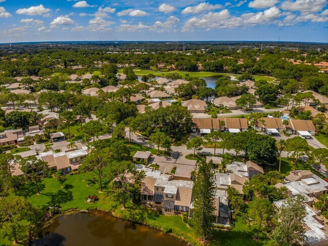 Building Photo - RARE 3 BEDROOM/ 2 BATH IN THE HIGHLY DESIR...