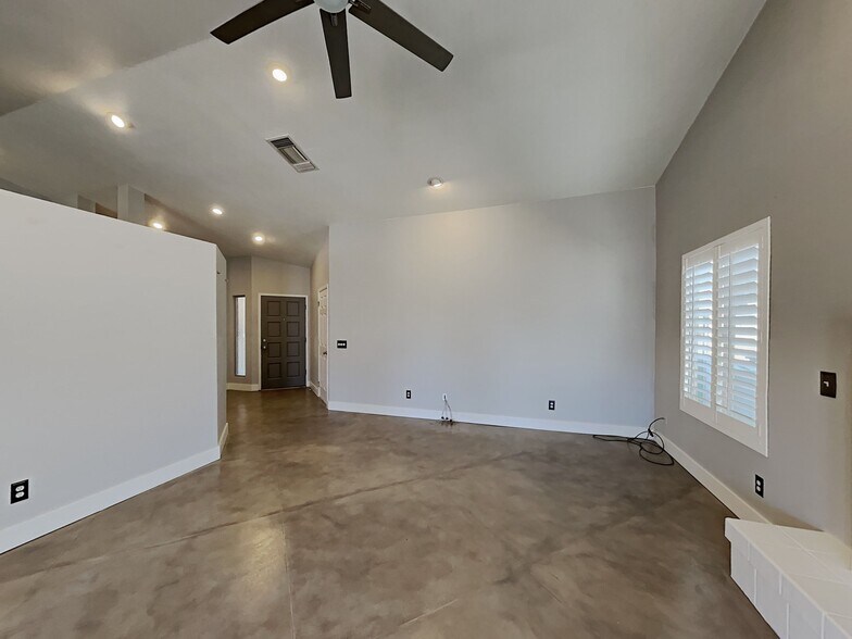 Building Photo - 4825 W Bluebell Way