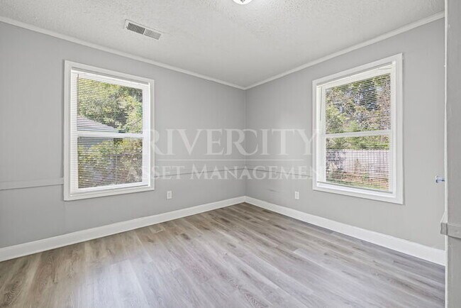 Building Photo - A Must SEE 4-Bedroom / 2-Full Bathroom!!!!...