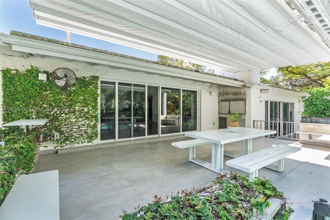 Building Photo - 501 NE 51st St