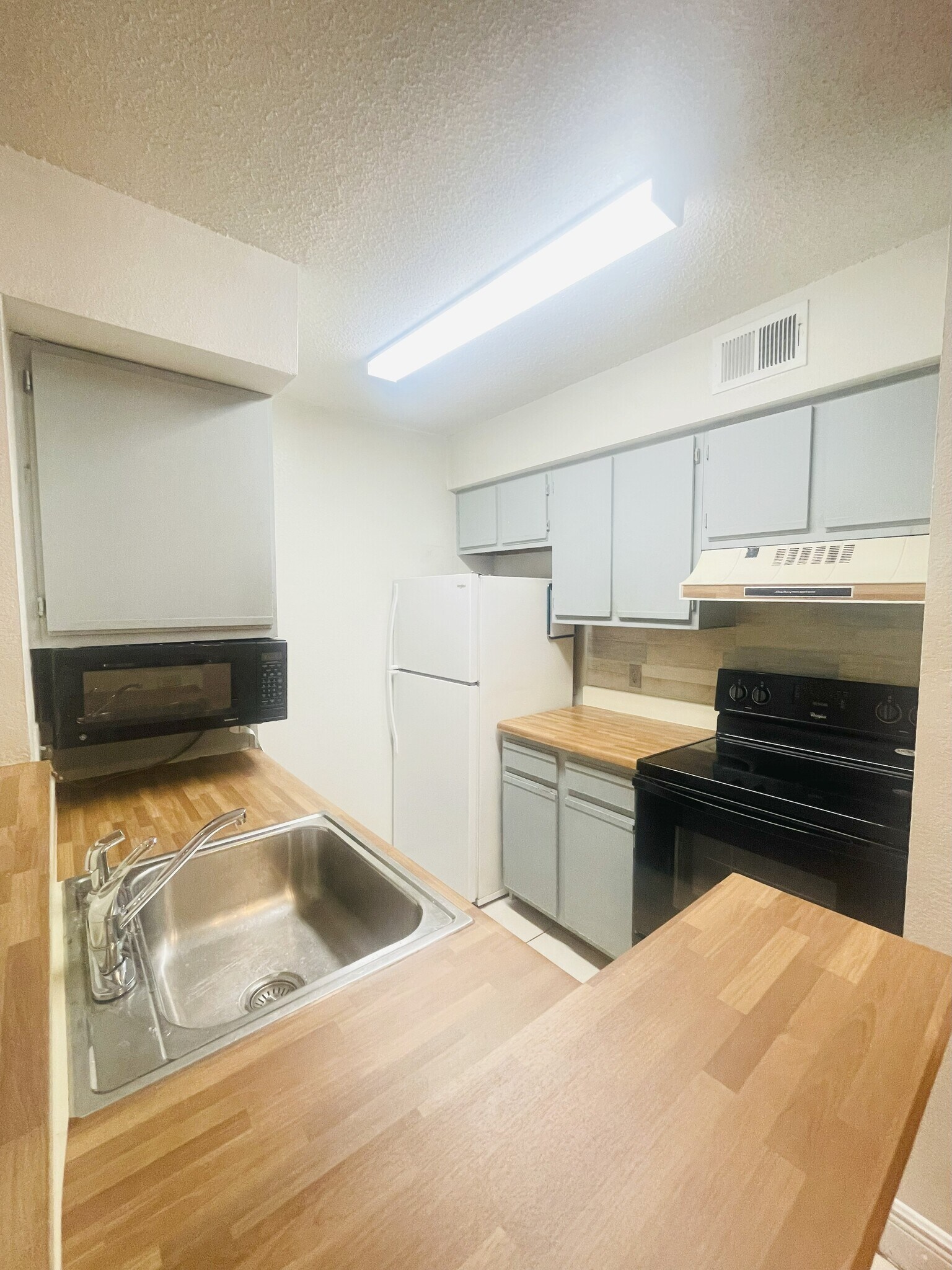 Building Photo - 2736 S University Dr