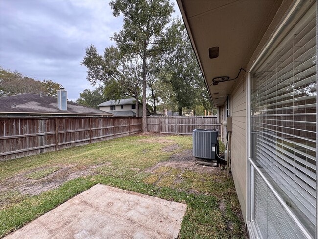 Building Photo - 2827 Parkwood Manor Dr