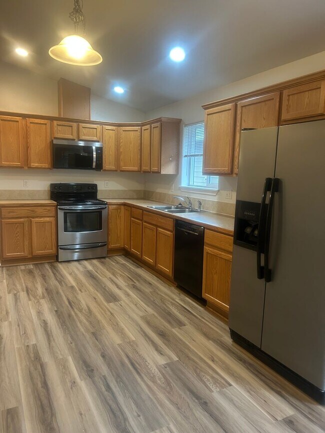 Building Photo - (870) College Street Duplex - 4 Bedroom / 2 Bathroom