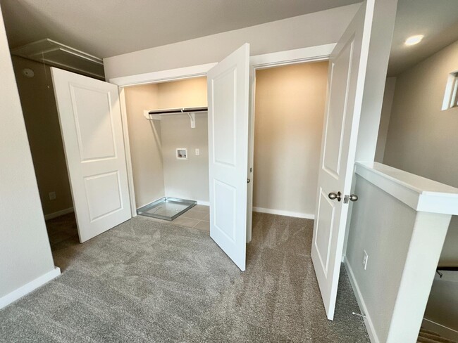 Building Photo - 12176 Ridge Top Dr