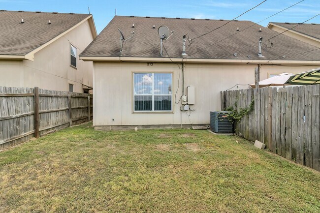 Building Photo - 200 Sandstone Dr