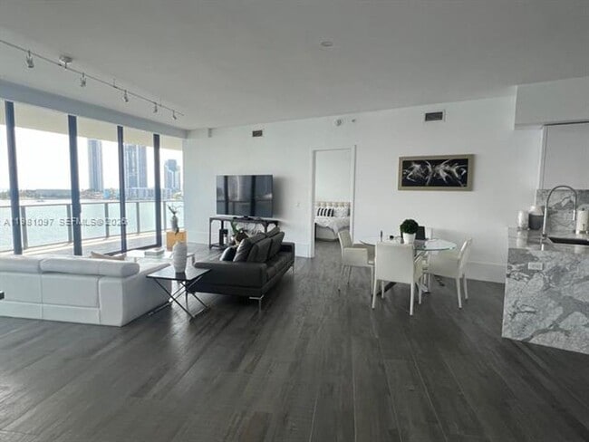 Building Photo - 5500 Island Estates Dr