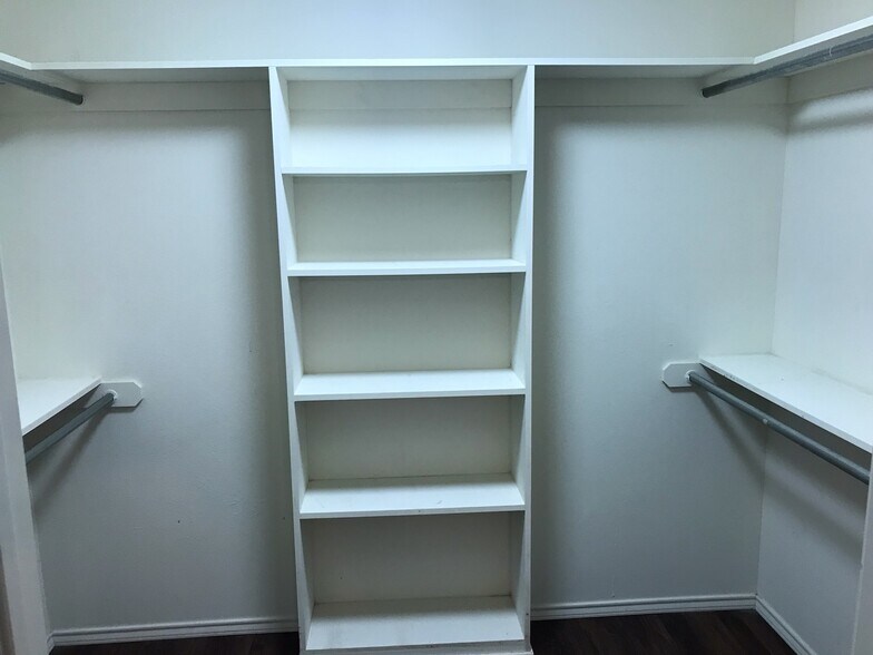 Building Photo - 4220 Castlegate Dr
