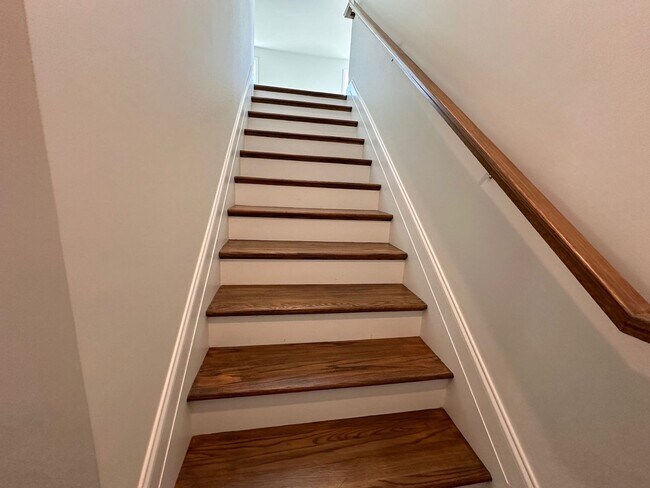 Building Photo - 2024-Built Beautiful 4-Bedroom and 3.5 Bat...