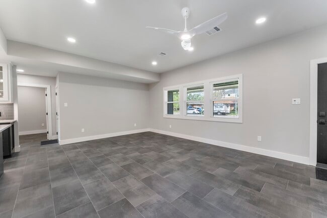 Building Photo - 2223 Hialeah Dr