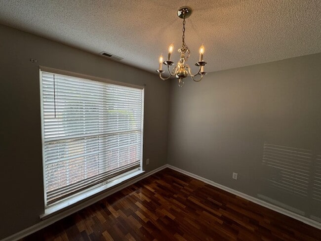 Building Photo - Pre-lease now for August!