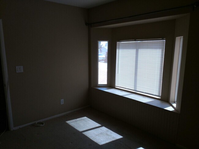 Building Photo - Henderson 4 Bedroom