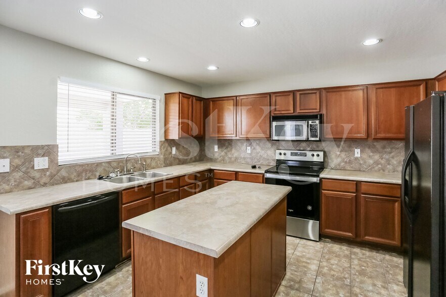 Building Photo - 15874 W Mohave St